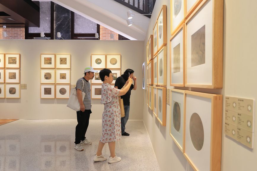 观众在展区观看特展。北戴河区委宣传部供图
