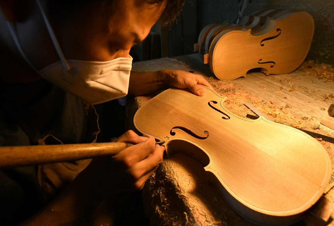 近日，工人在肅寧縣一家樂器企業生產車間制作小提琴。苑立偉攝