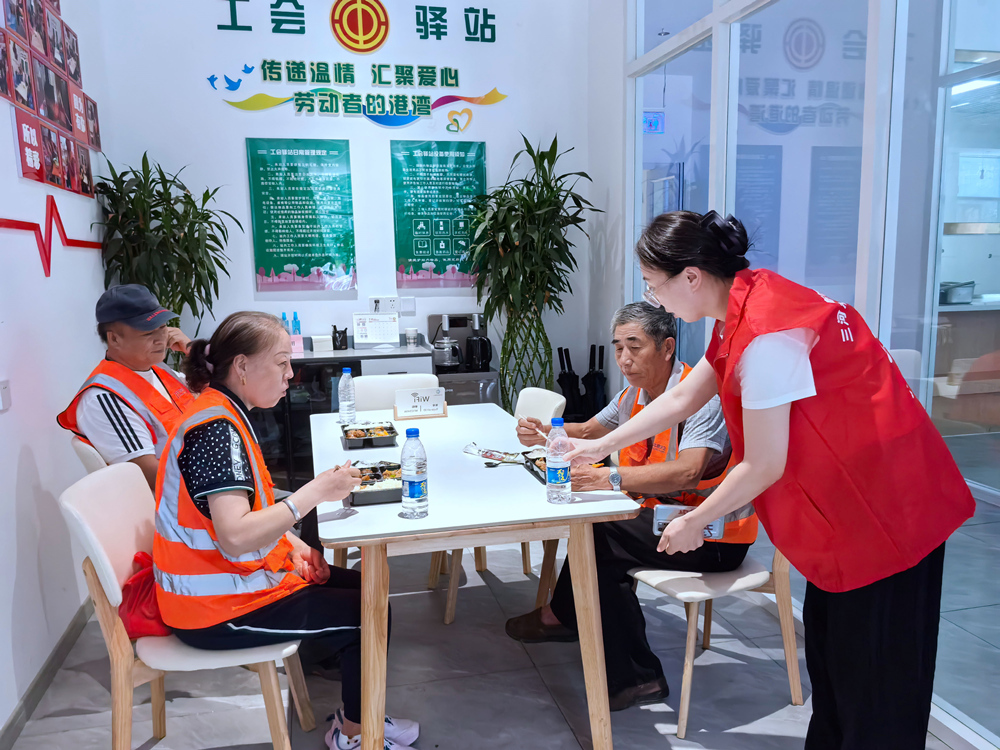 环卫工人在工会驿站休息用餐。刘伟摄