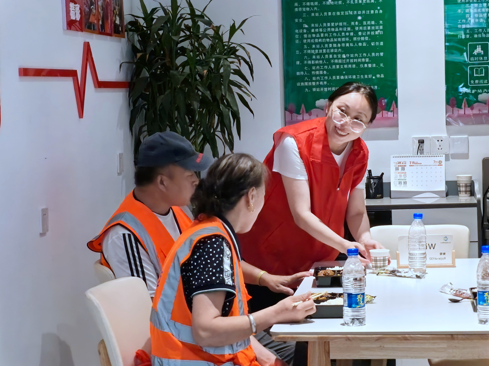 环卫工人在工会驿站休息用餐。刘伟摄