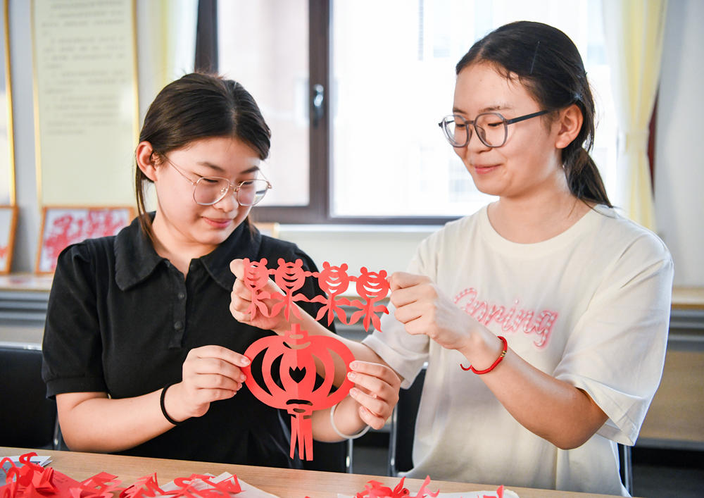 大家互相展示自己的作品。张明骏摄