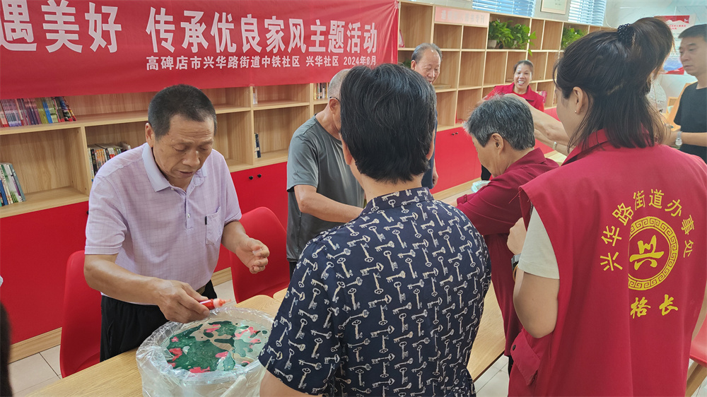 在河北省高碑店市中铁社区活动室，社区居民亲手体验漆包技艺的调漆过程。王梓涵摄