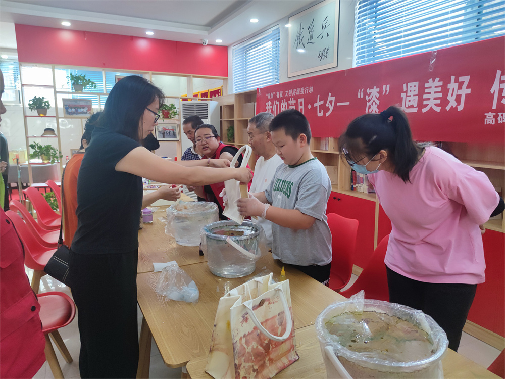 在河北省高碑店市中铁社区活动室,社区居民亲手体验制作漆包。王梓涵摄