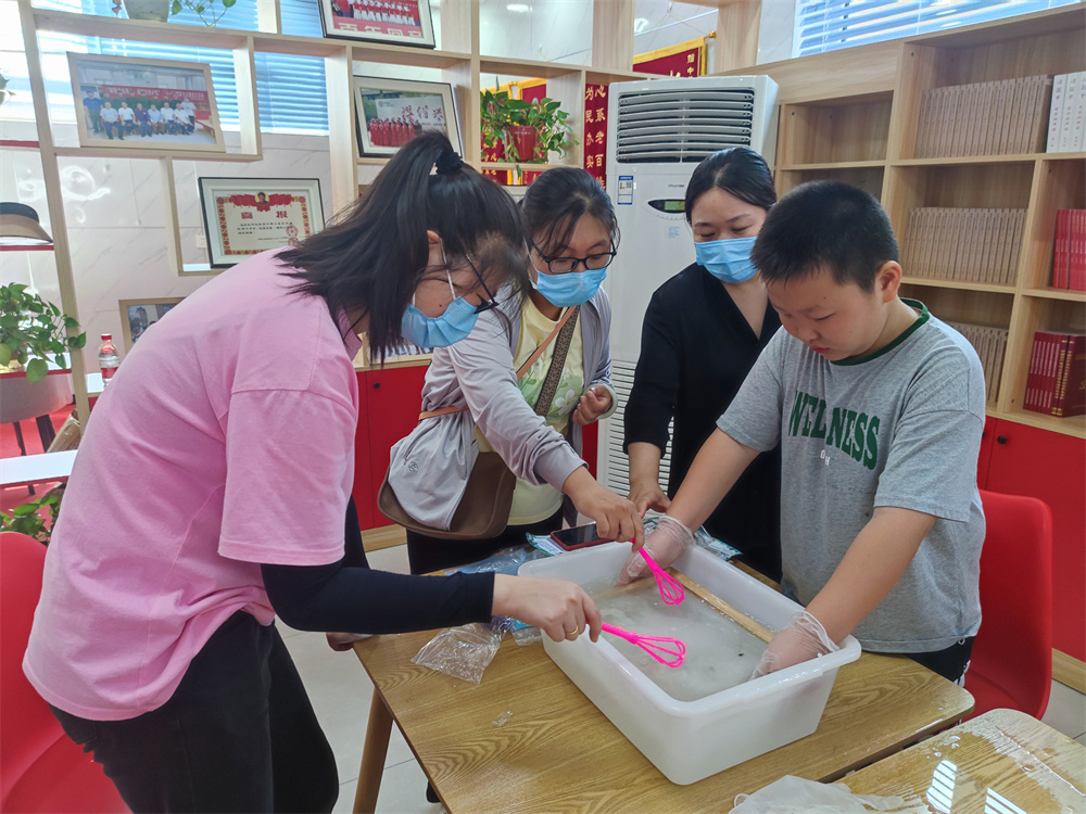 在河北省高碑店市中铁社区活动室,社区居民亲手体验古法造纸技艺。王梓涵摄