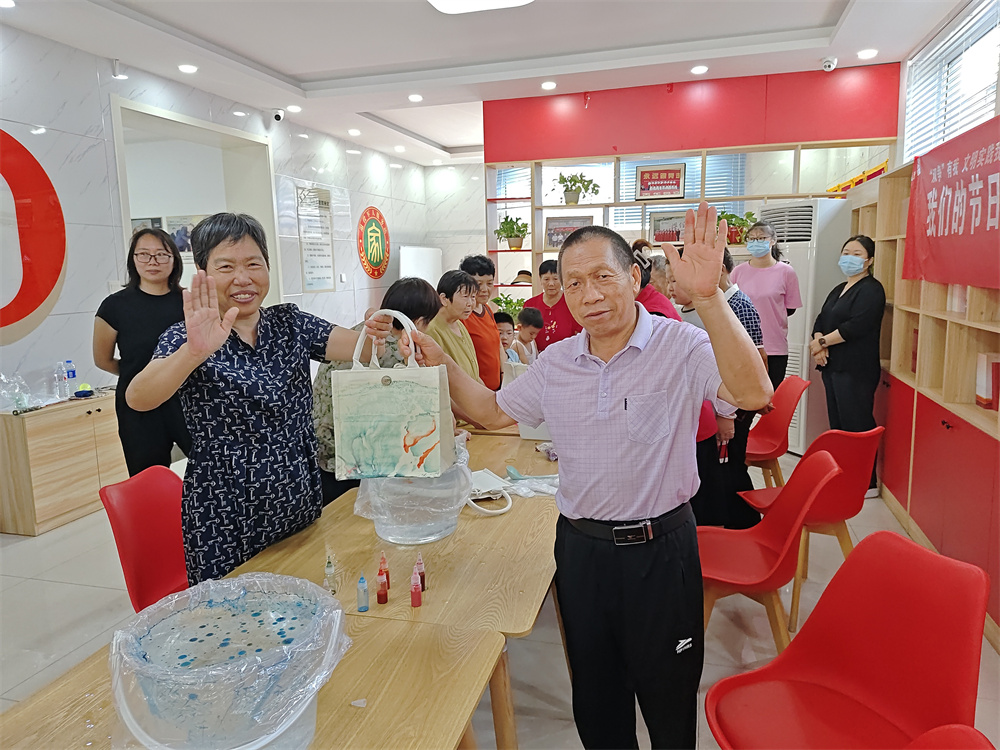 在河北省高碑店市中铁社区活动室,社区居民展示创作完成的漆包作品。王梓涵摄