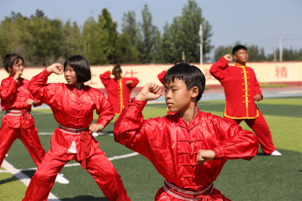 8月5日上午,学生在河北省沧州市沧县杜林镇中学的操场上习练八极拳。田博摄