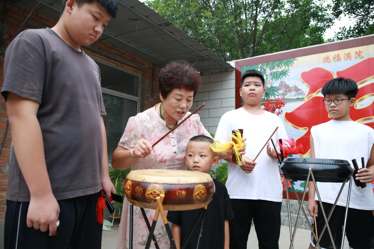 老师正在指导学员学习木板大鼓。殷实摄