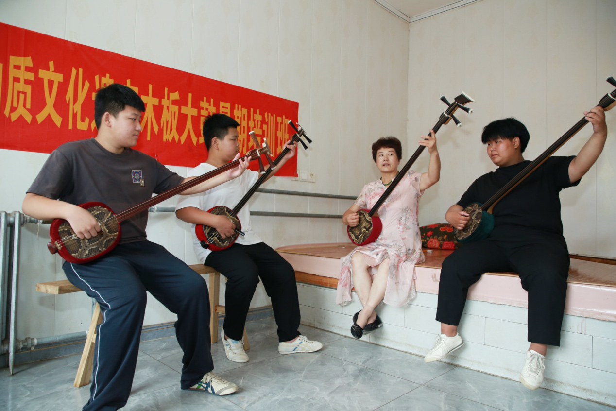 师徒一同练习。殷实摄