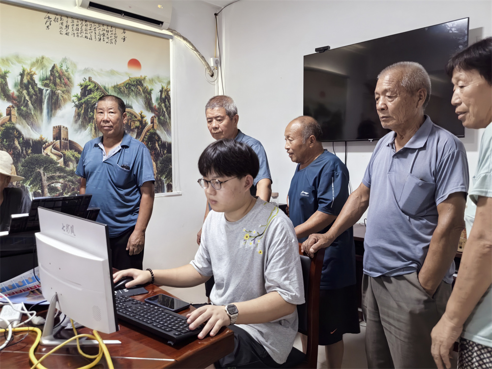 工作人员正在对照片进行调整。马琳碧摄