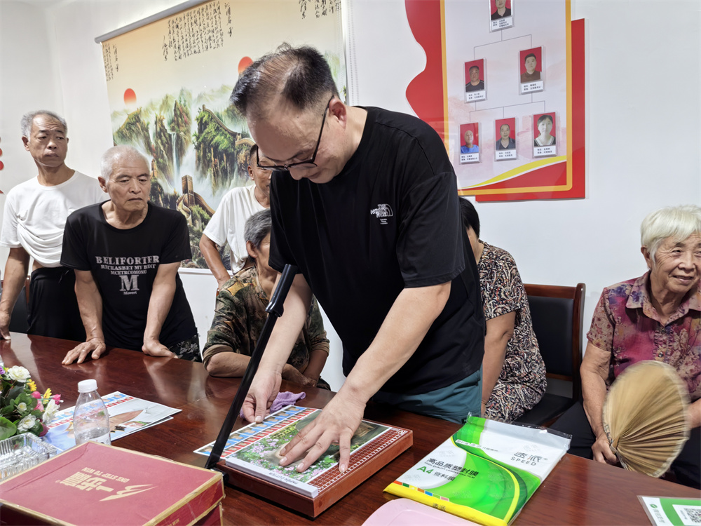 工作人员正在对照片进行裁剪。马琳碧摄