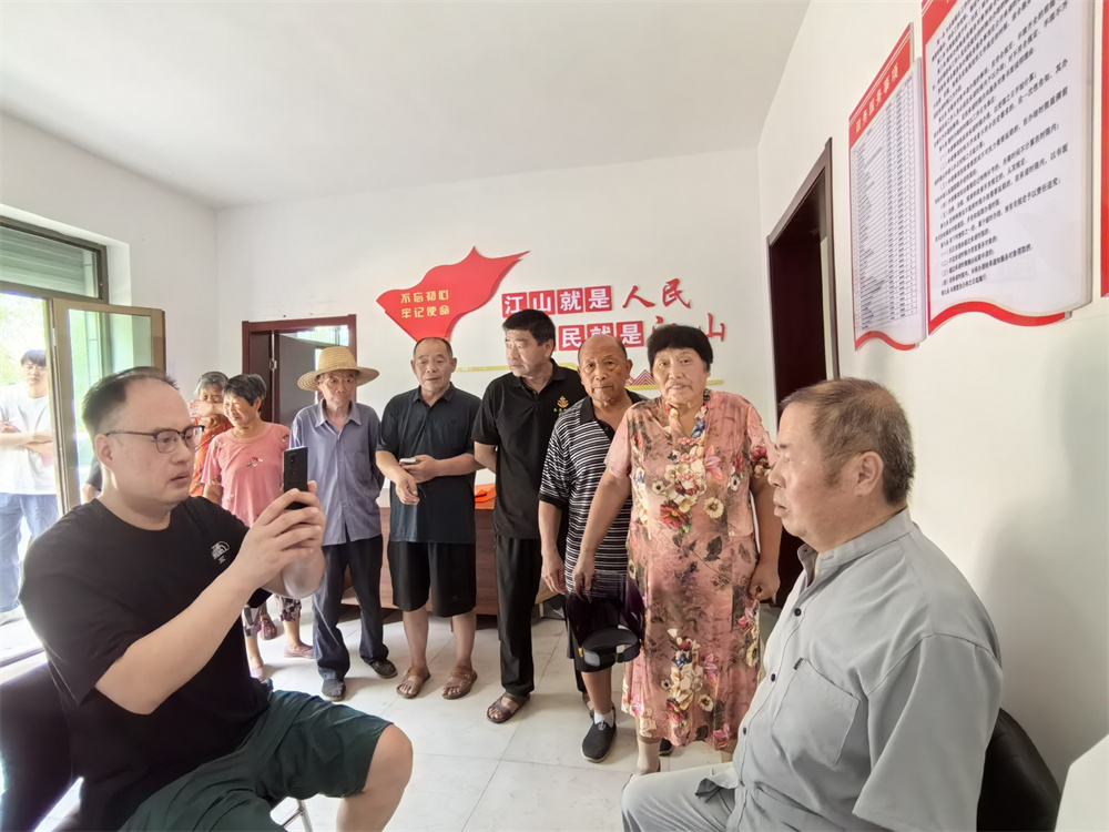 工作人员为老人拍照。马琳碧摄