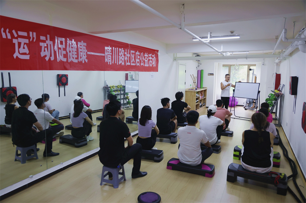 沧州市运河区晴川路社区百姓健身房里正在开展免费公开课。杨洋摄