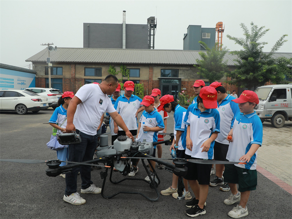 8月9日，學生近距離參觀植保無人機。安桐萱攝