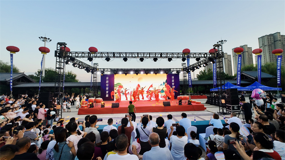 涞水县“75 载辉煌路金融助力新时代文艺演出”现场。何可人摄