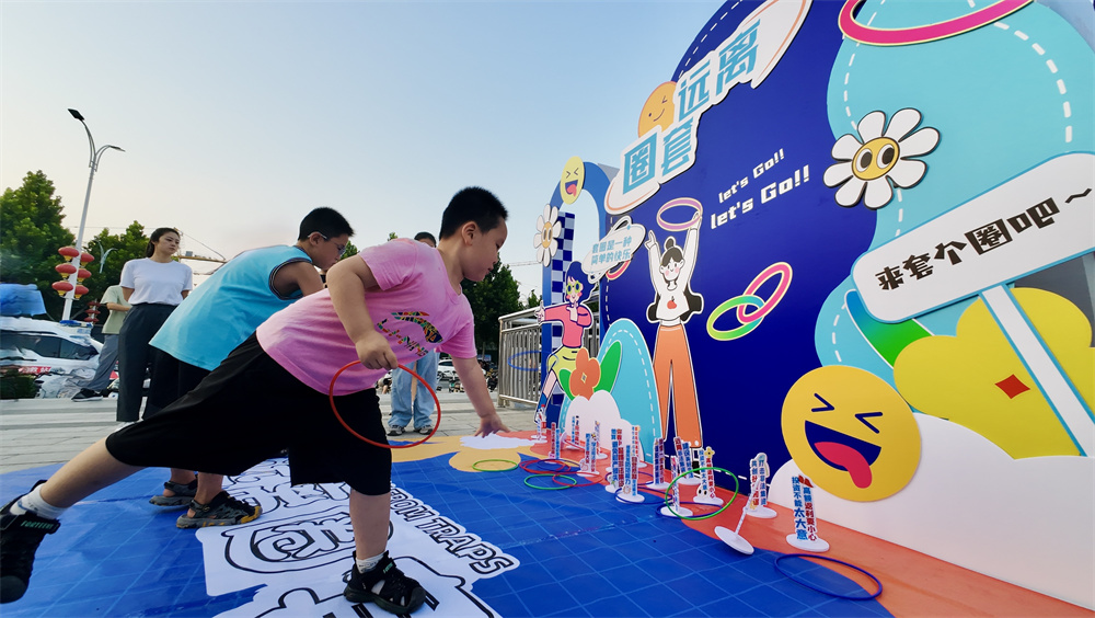 群众正在参与互动游戏。何可人摄