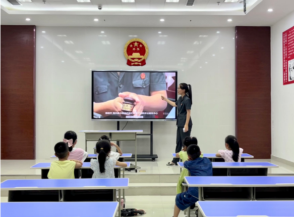 法院工作人員介紹青少年教育工作室職能。張佳欣攝