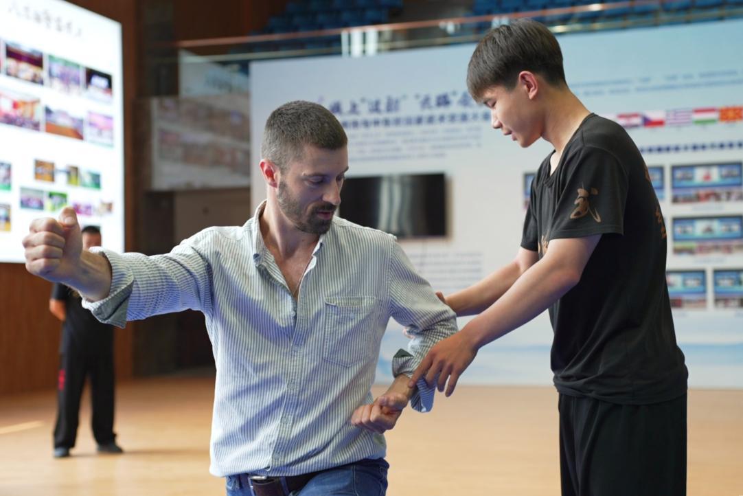 斯洛伐克记者马图什·普列霍来到孟村学习八极拳。杨洋摄