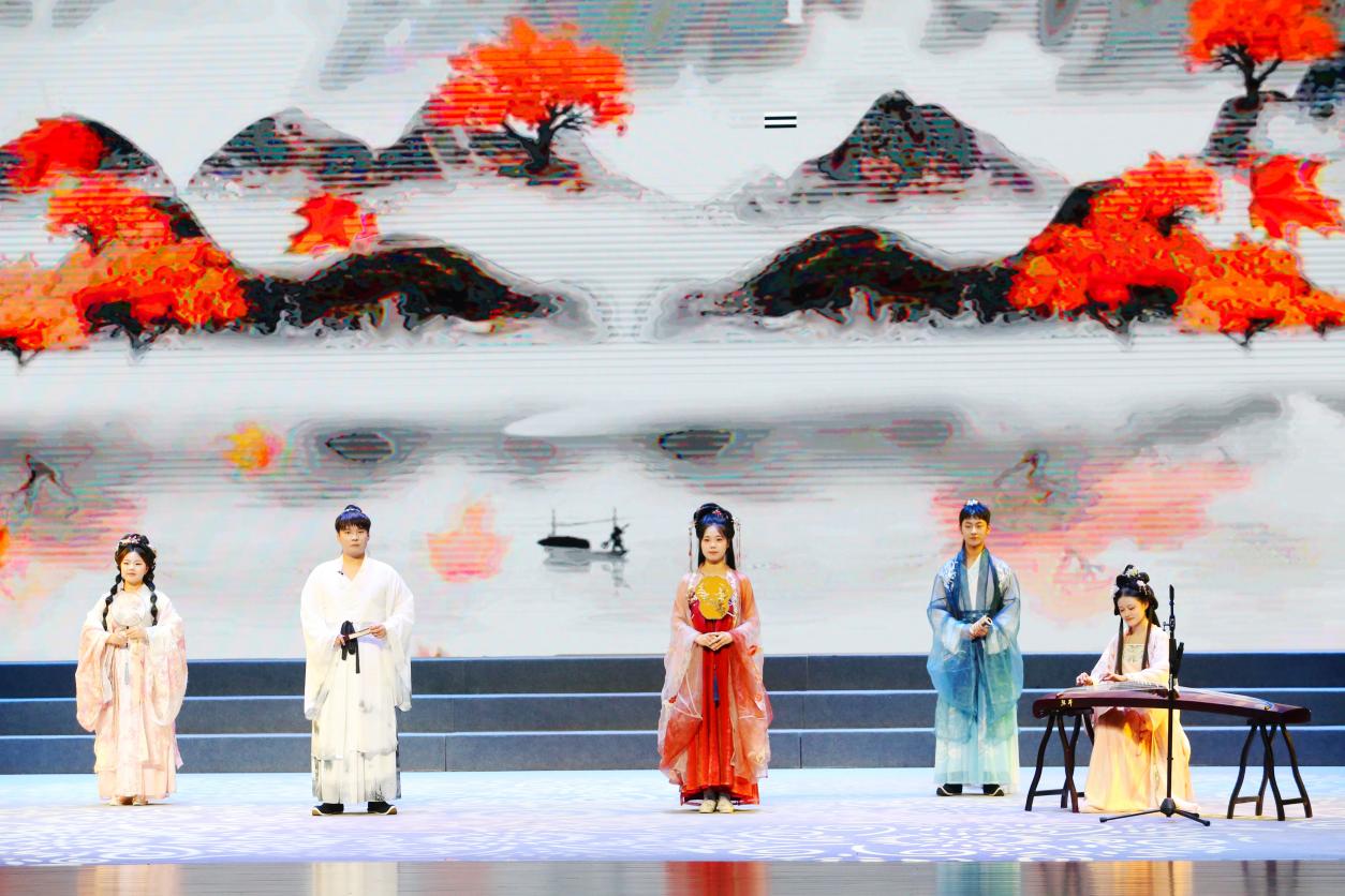 青年志愿者经典诗词演绎《诗意七夕》。刘大民摄