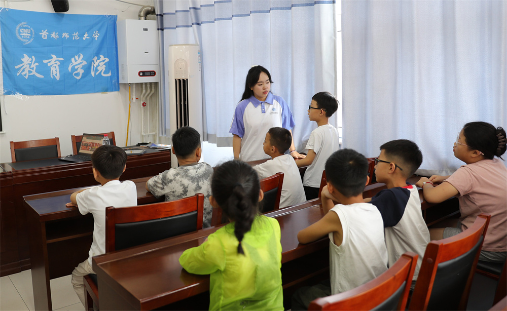 志愿者在课堂上和学生们互动。吴拥军摄