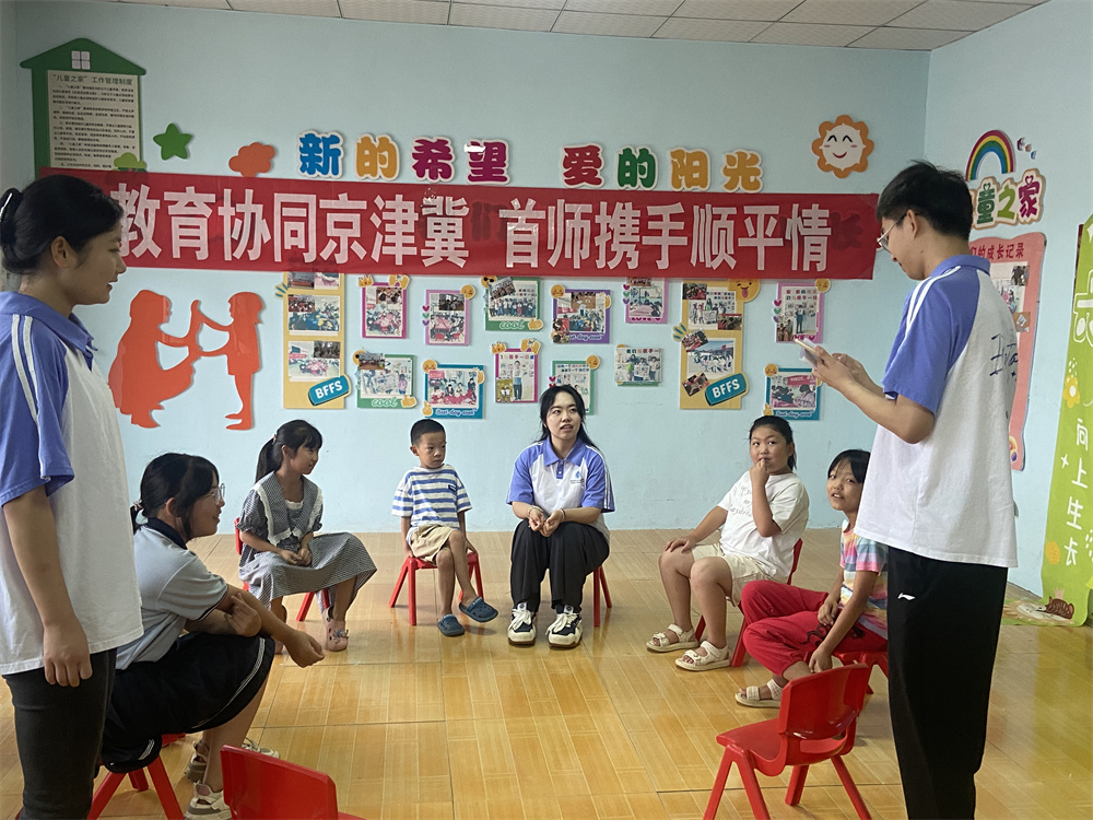 志愿者为儿童们授课。吴拥军摄