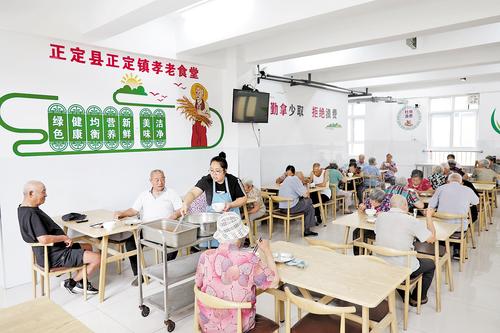 7月10日，在石家庄市正定縣塔元庄鄉村振興惠民服務中心的一樓食堂，村裡的老人們圍桌而坐，吃飯聊家常。 本報記者 史晟全攝