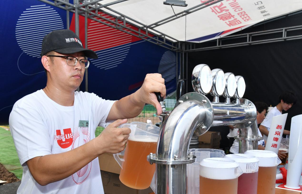 “打酒小哥”在河北獻縣第三屆燕京啤酒文化節上忙碌著。苑立偉攝