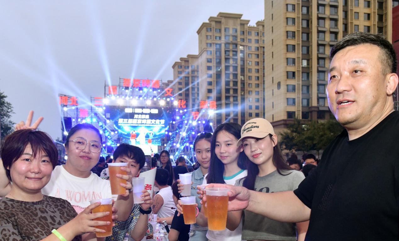   游客在河北獻縣第三屆燕京啤酒文化節上暢飲。苑立偉攝