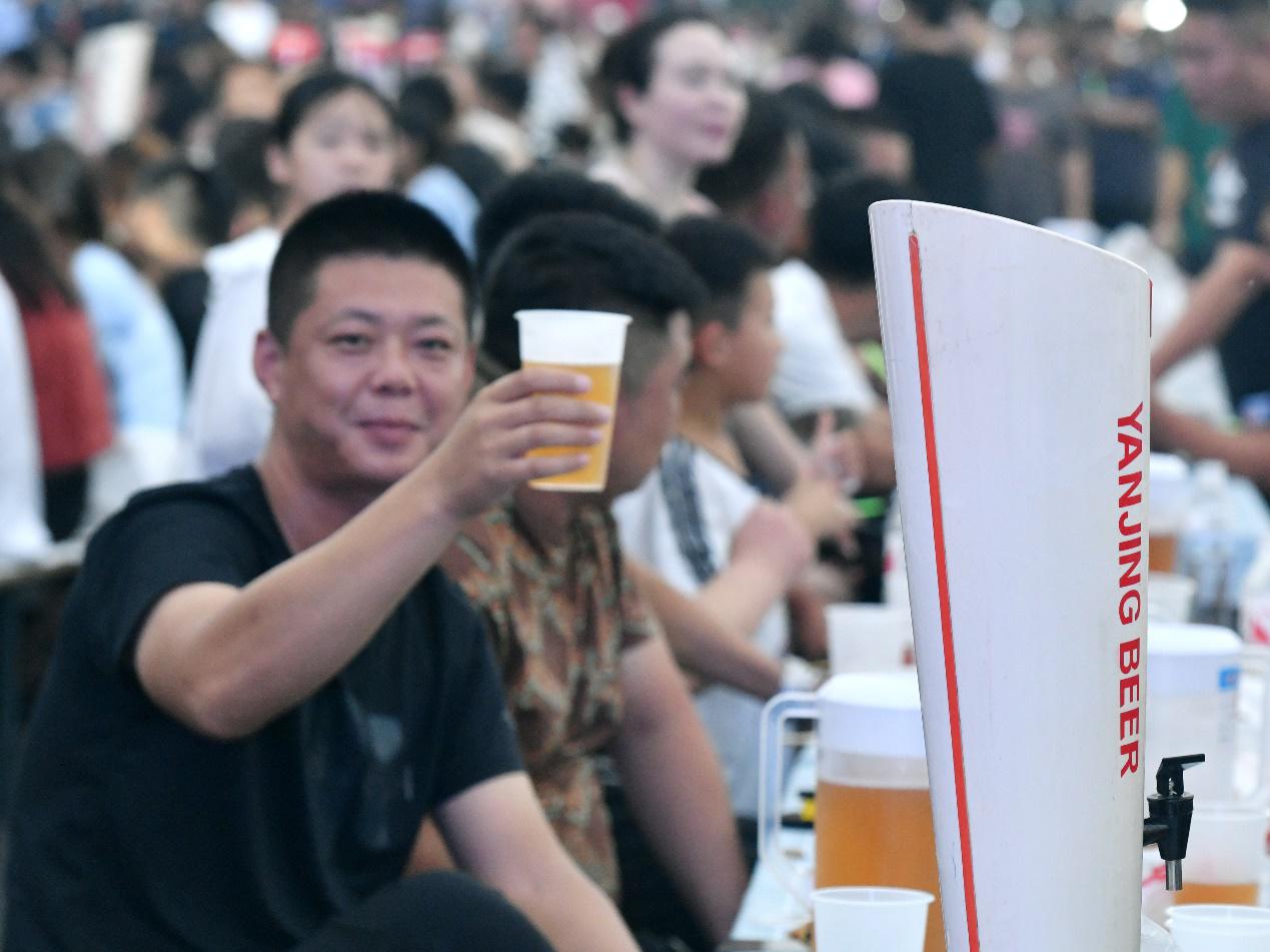 游客在河北献县第三届燕京啤酒文化节上畅饮。苑立伟摄