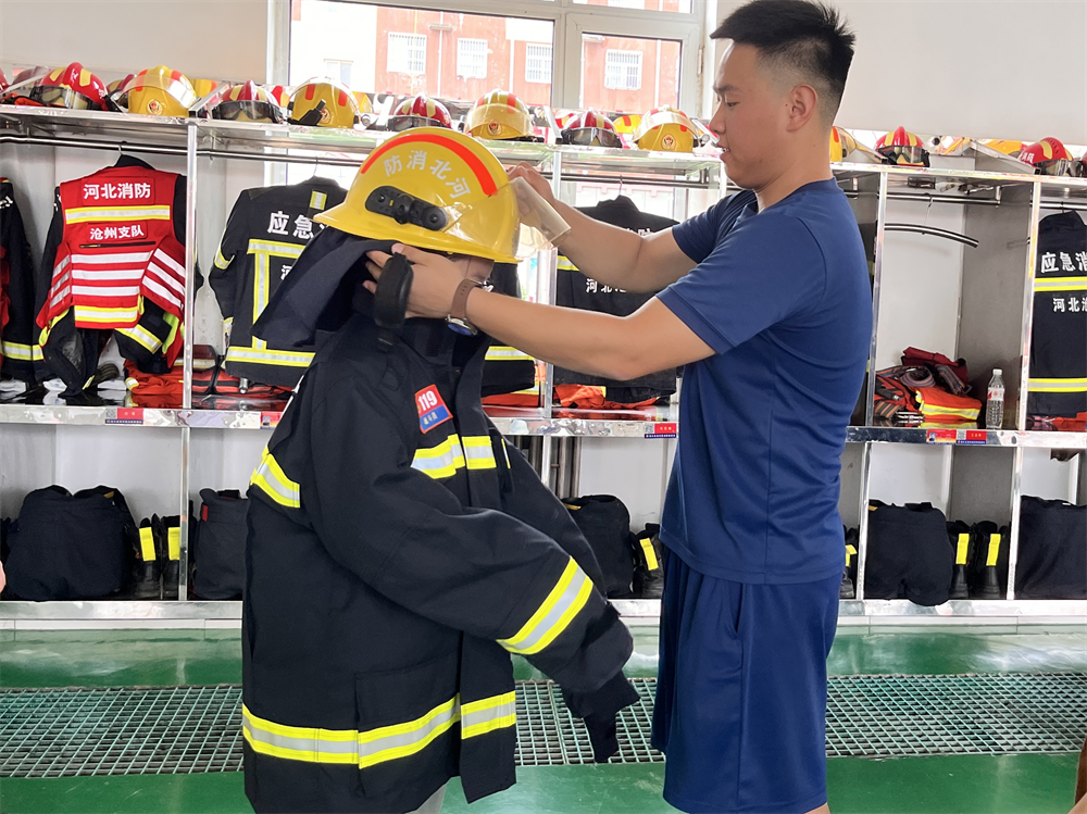 消防員為孩子們試穿消防服。張佳欣攝