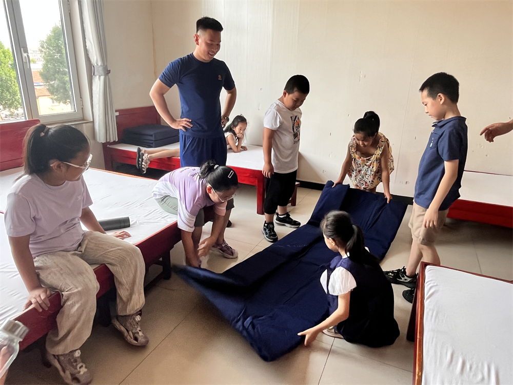 消防員教孩子們整理宿舍內務。張佳欣攝