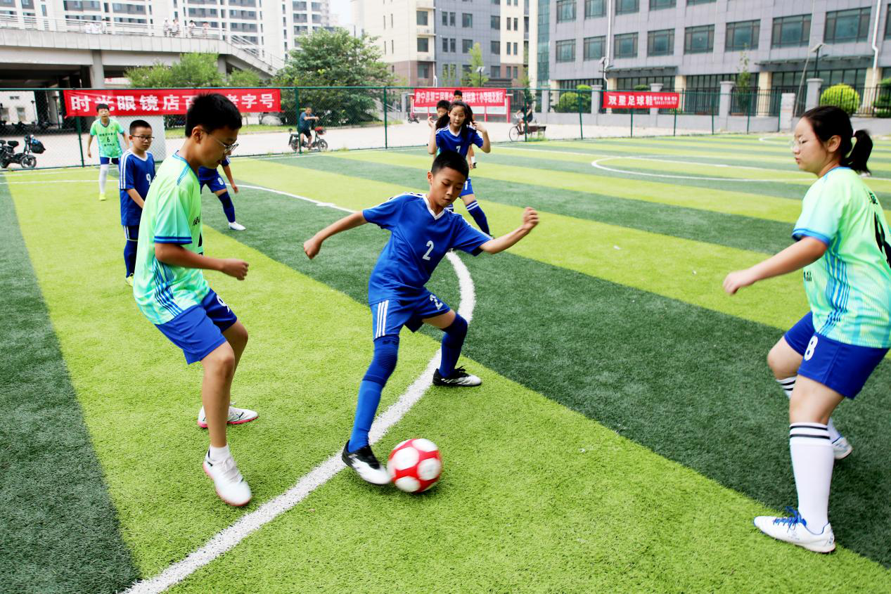 肃宁县第三届青少年足球联赛小学组比赛现场。刘巨雷摄