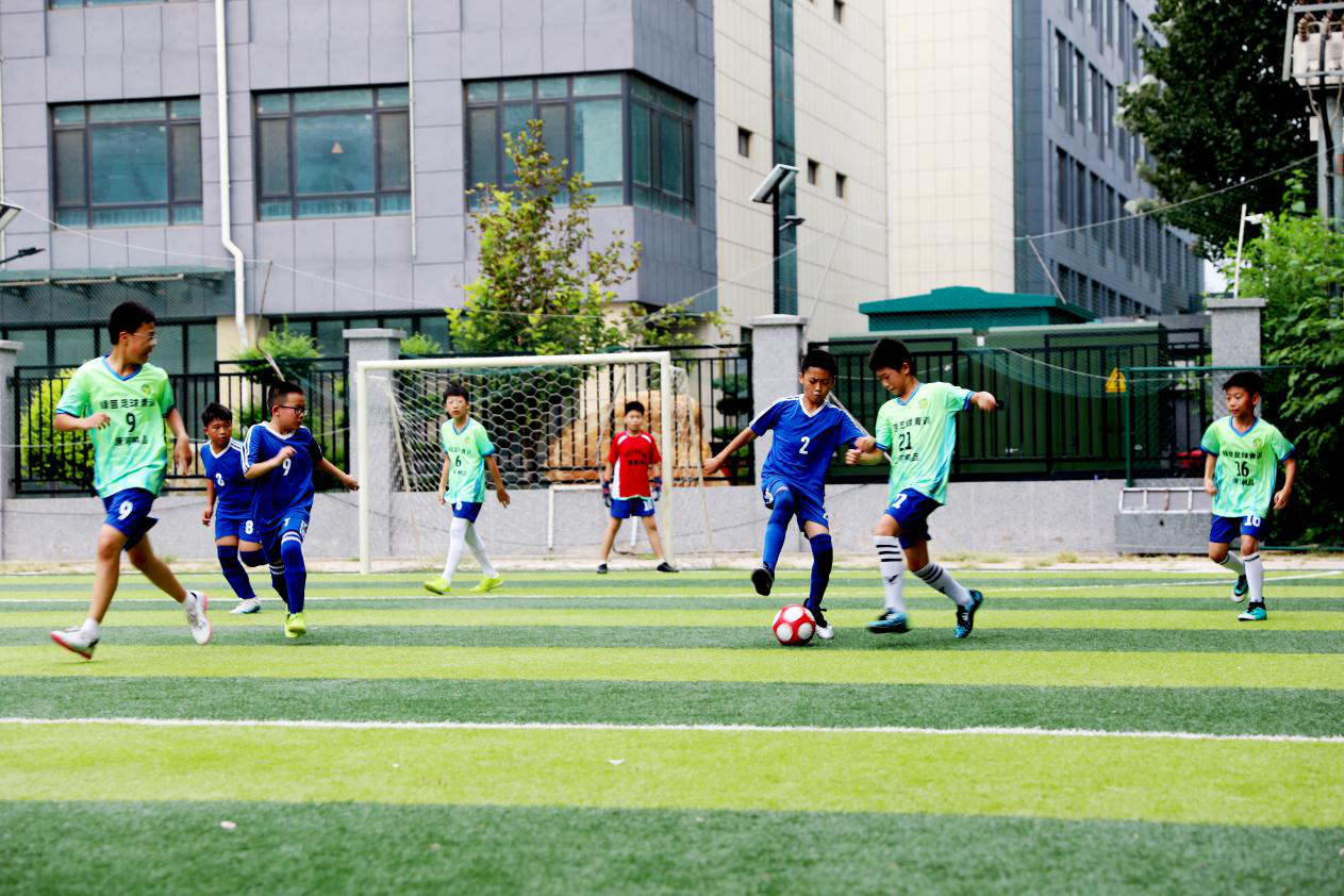 肃宁县第三届青少年足球联赛小学组比赛现场。刘巨雷摄