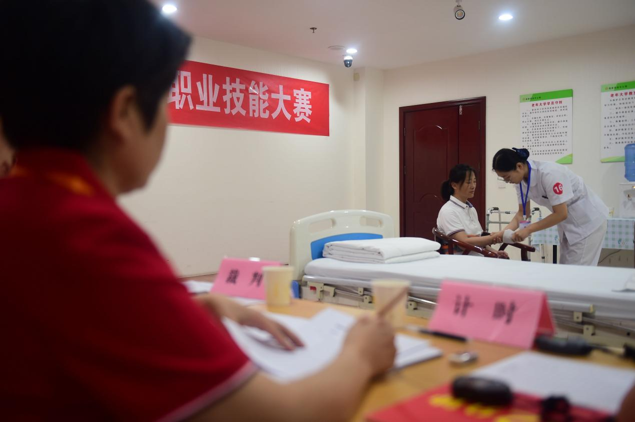评委对实操比赛选手打分。傅新春摄