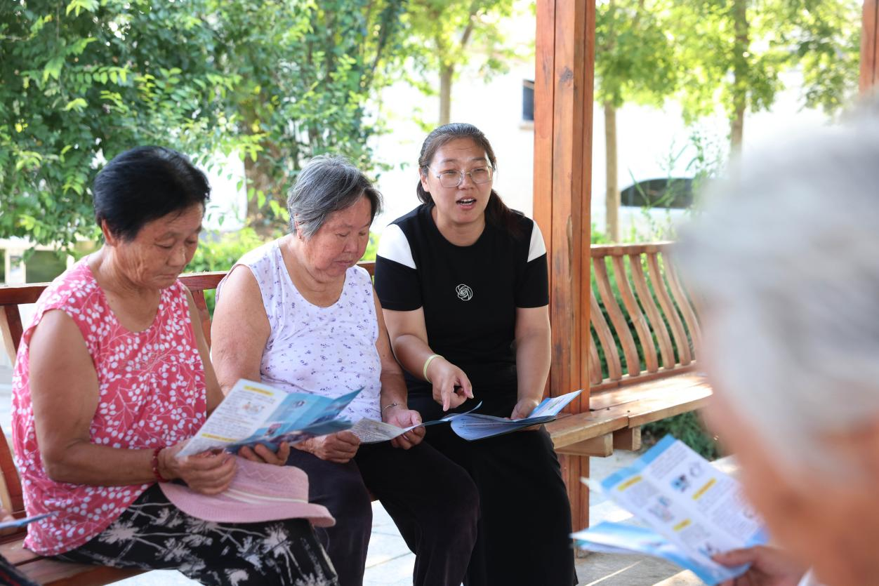 在法律文化廣場，法律宣傳員面向村民進行法律宣講，有效提升村民法律意識。楊晨攝