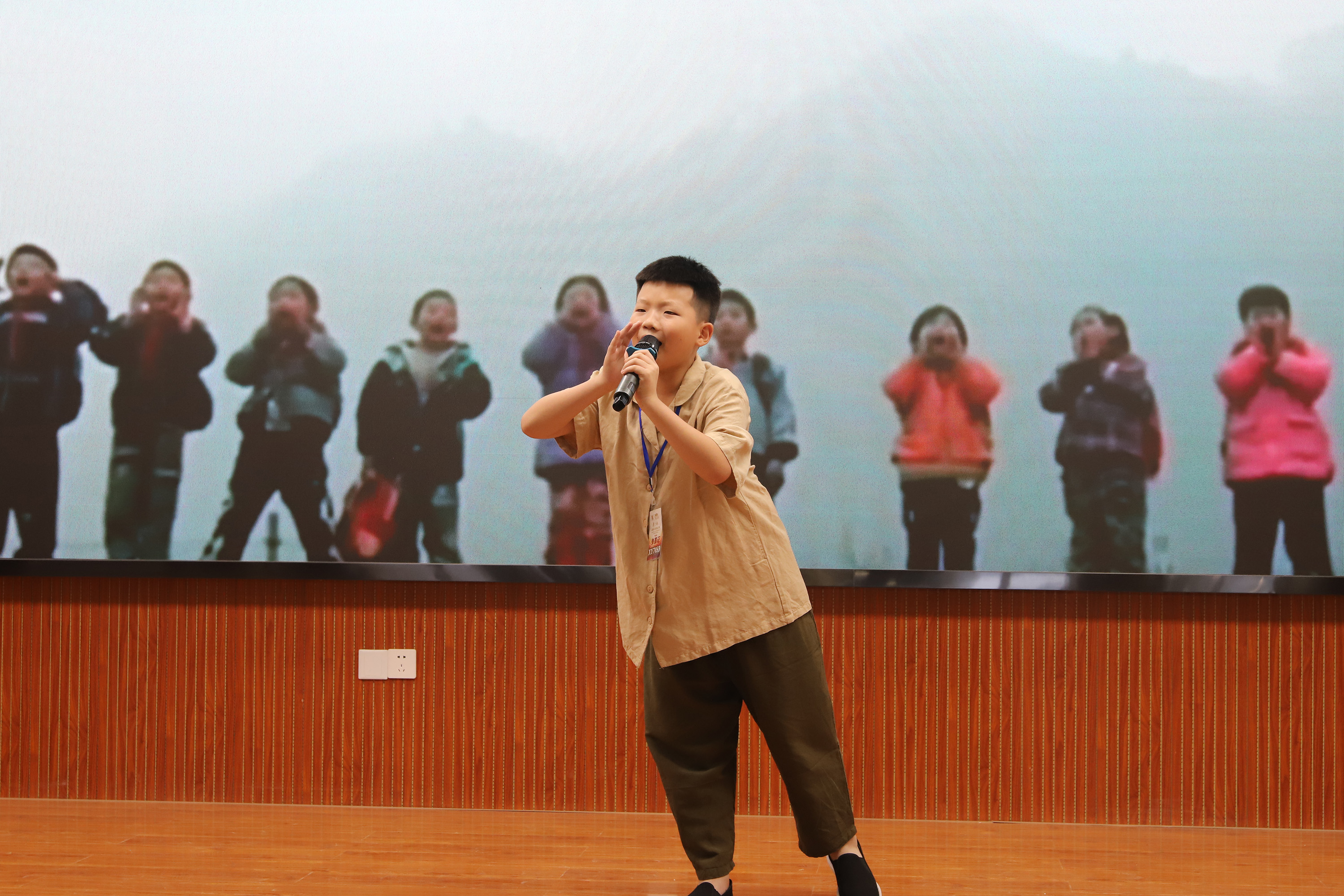 參賽選手李宗翰朗誦作品《大山裡的孩子》。苑蘭軍攝