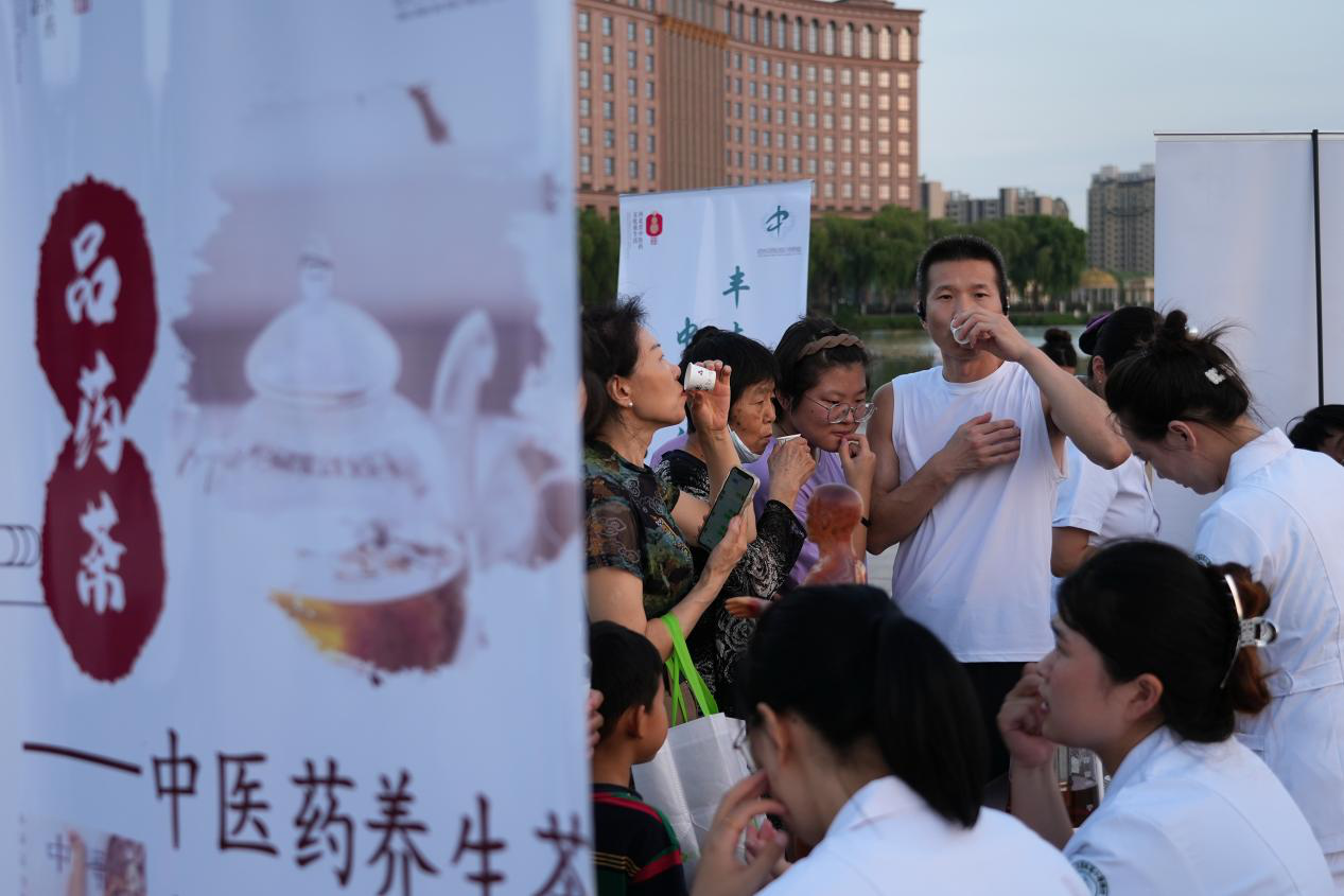 唐山市丰南区中医医院医生为群众沏药茶品尝。李福政摄