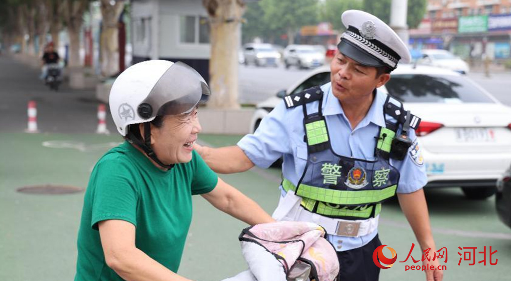 唐山市玉田县北购岗执勤的交警张清海。人民网记者 周博摄