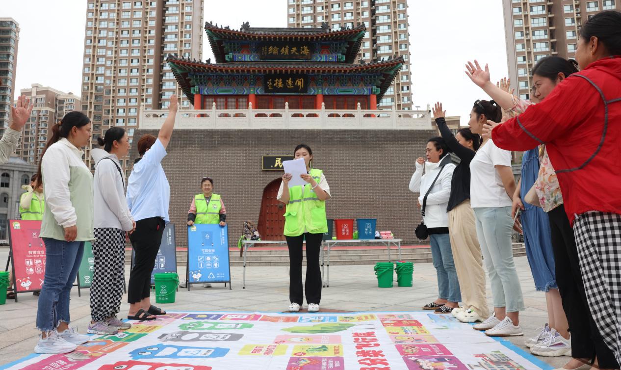 垃圾分類趣味答題活動吸引了眾多市民參與。崔瀟冉攝