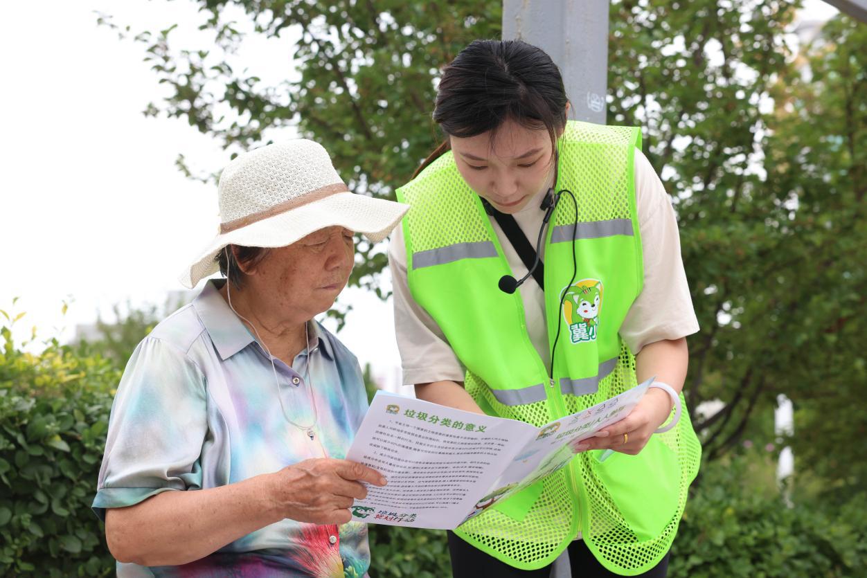 垃圾分类宣传员走上街头向市民群众宣传垃圾分类知识。崔潇冉摄