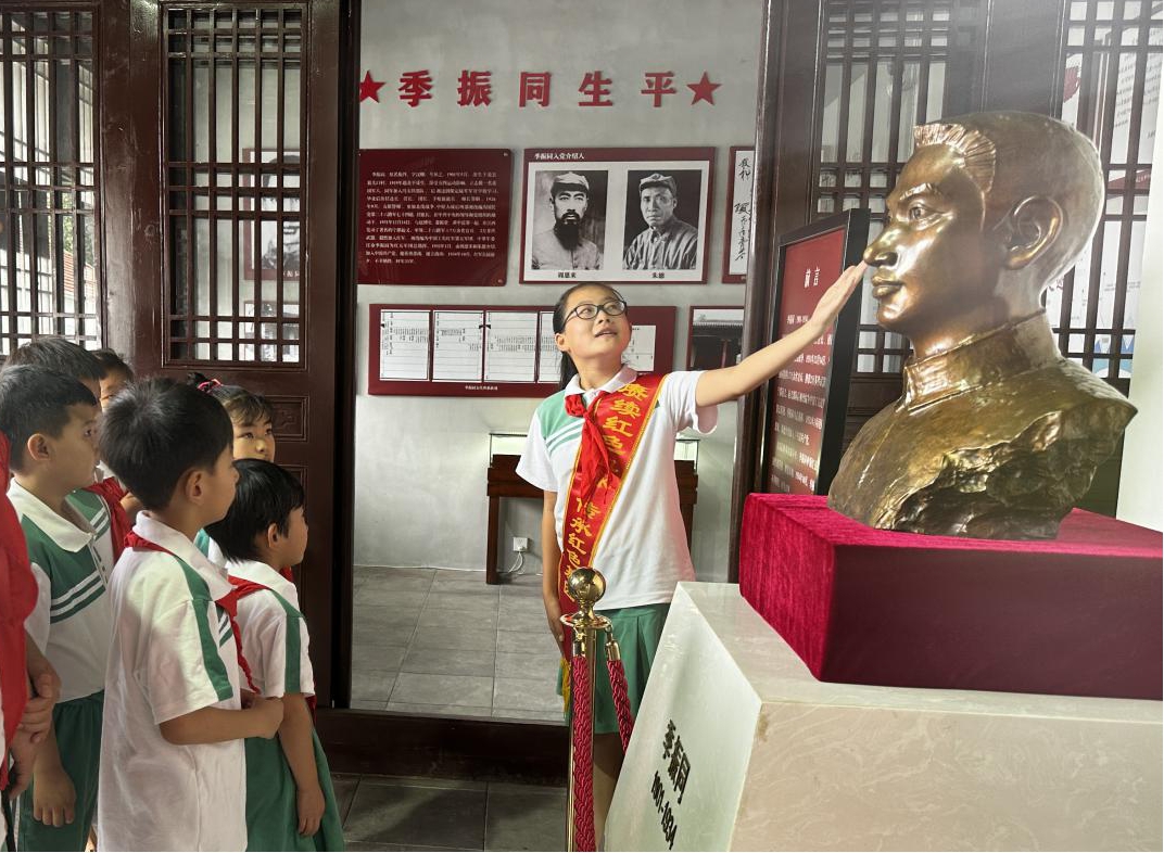 “红领巾讲解员”为同学们讲解季振同烈士生平等。李书洁摄