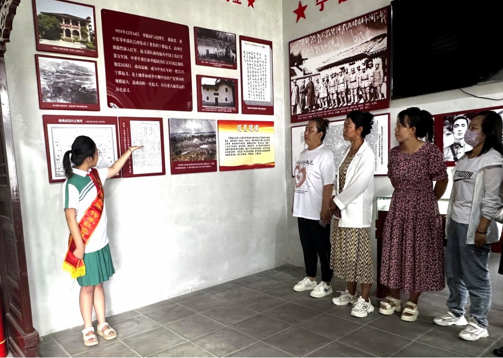 “红领巾讲解员”讲解宁都起义的时代背景。李书洁摄