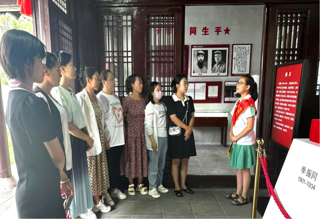 “红领巾讲解员”介绍季振同烈士的英雄事迹。李书洁摄