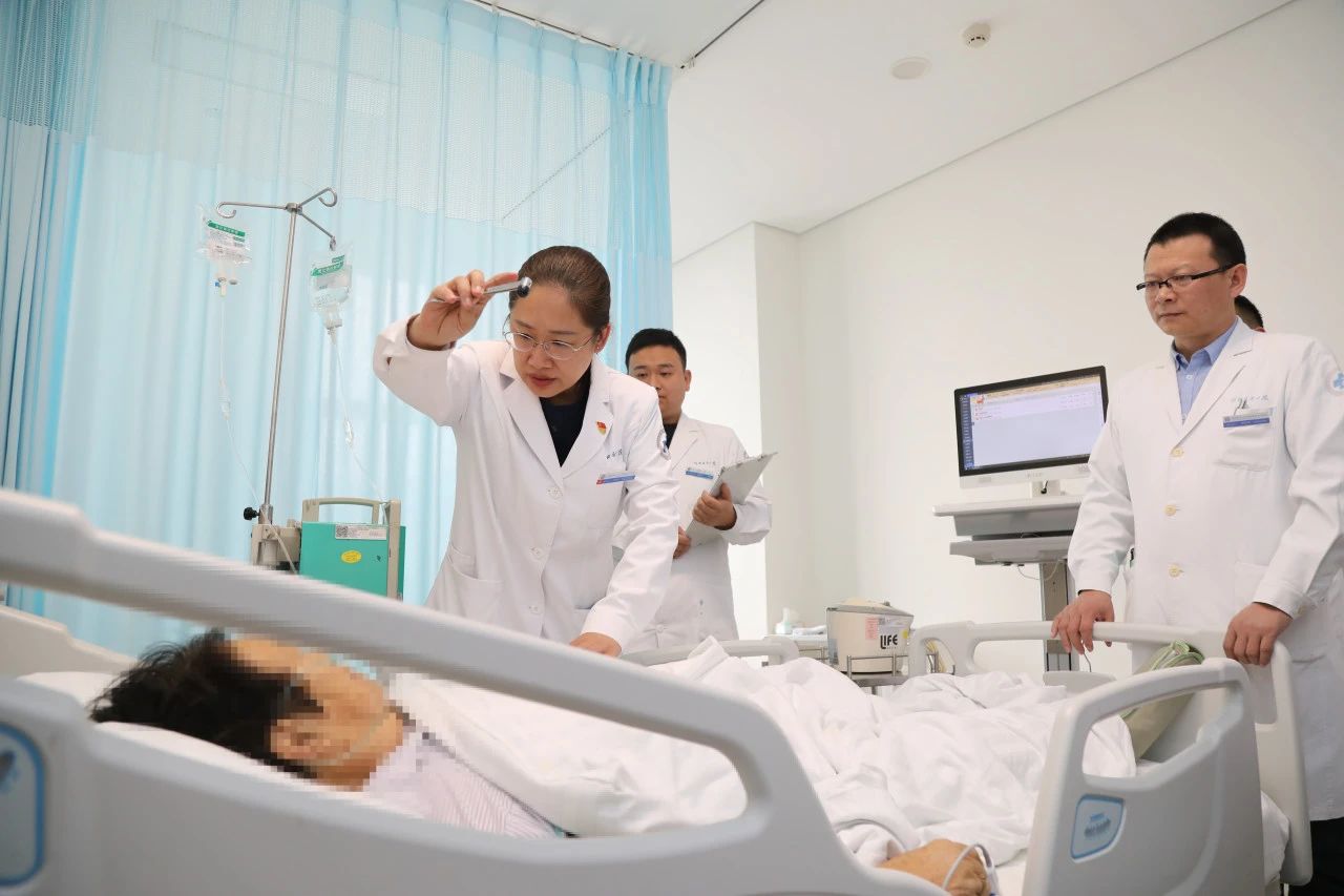 刘晓云正在为患者检查。河北医科大学第一医院供图