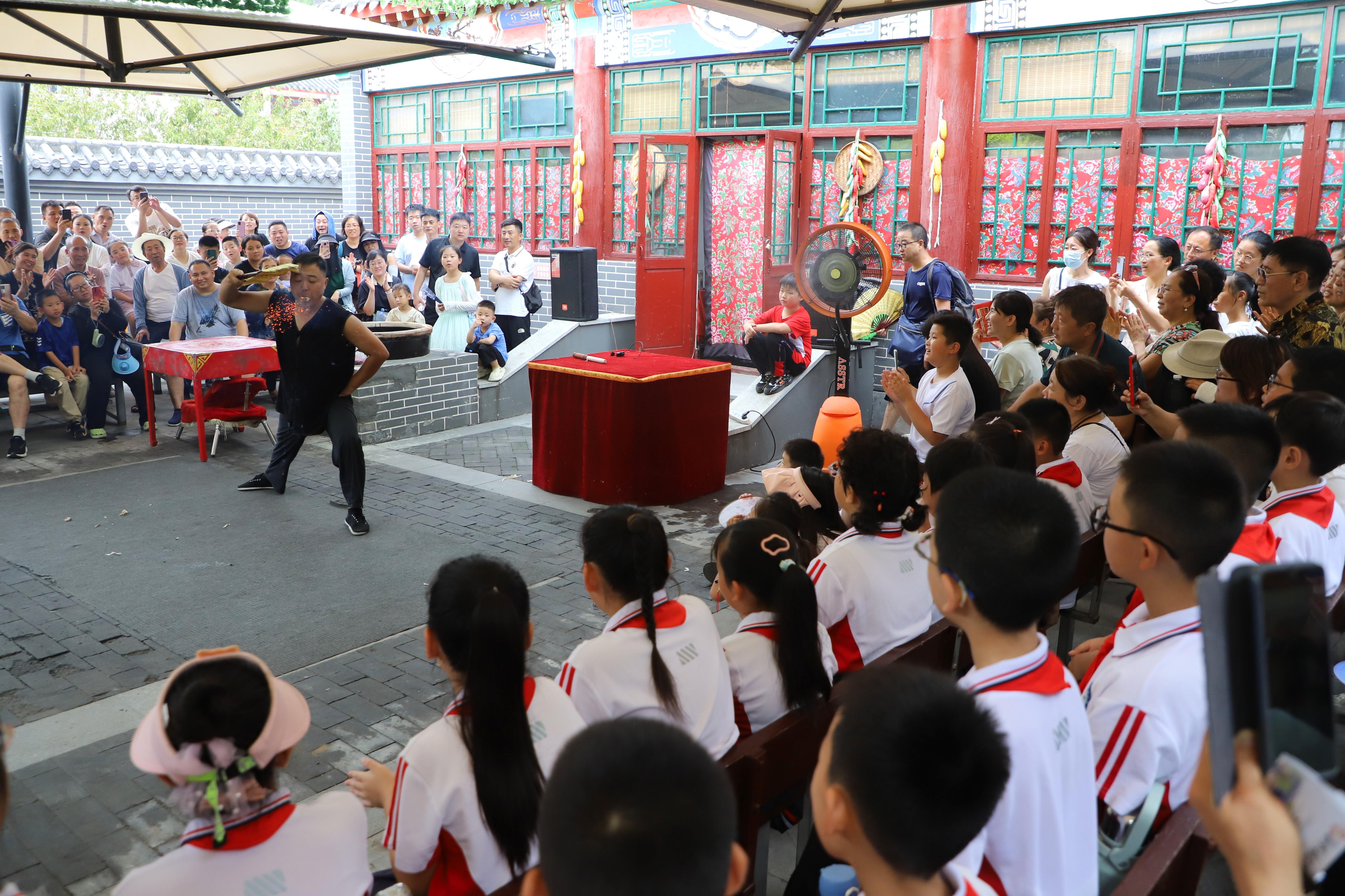 學生們在吳橋雜技大世界景區觀看非遺表演《吃火吐火》。張玉華攝