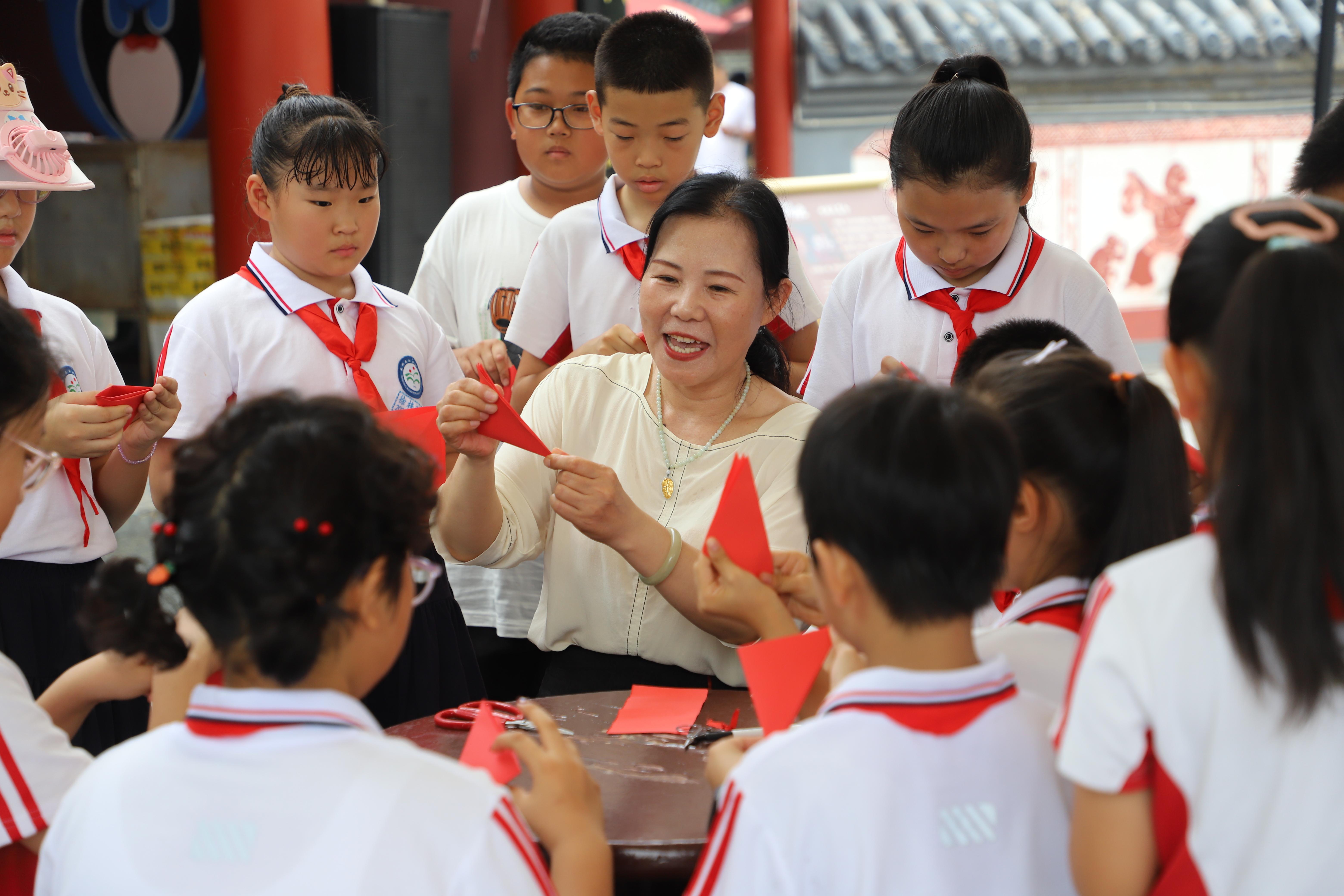 學生們在吳橋雜技大世界景區學習非遺剪紙技巧。張玉華攝