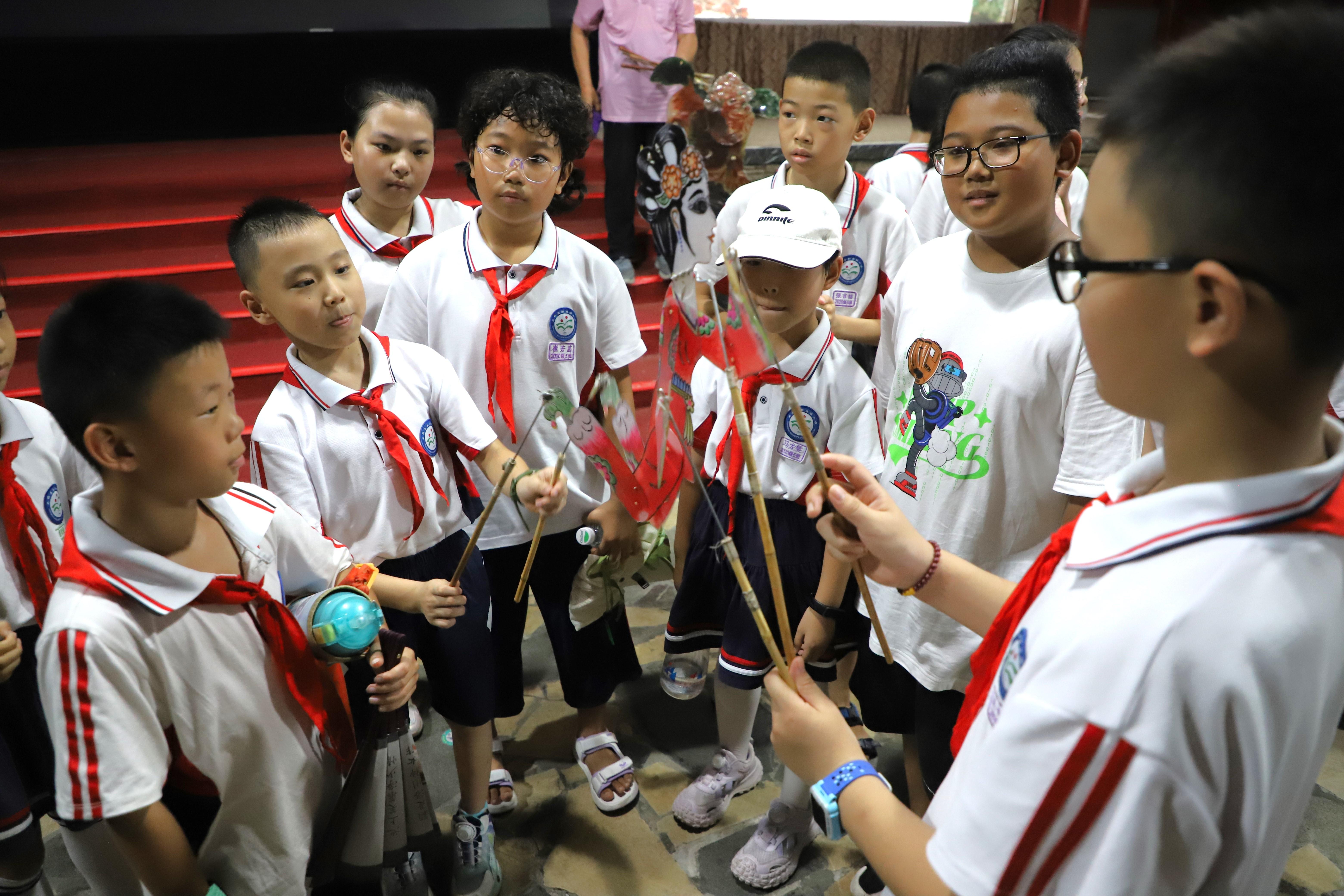 學生們在雜技博物館體驗操作皮影戲人物。張玉華攝