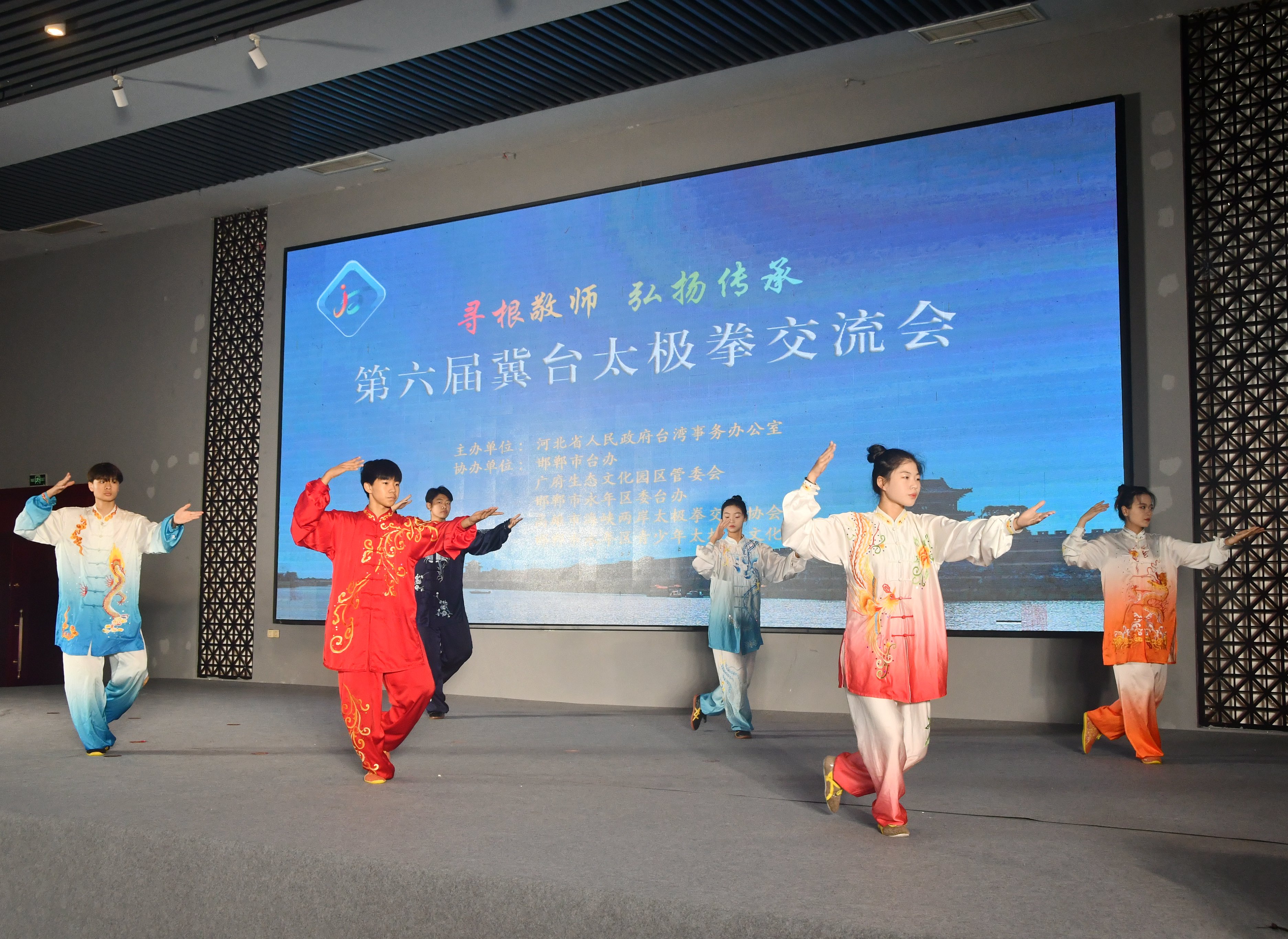 8月18日，在河北省邯郸市永年区广府古城，太极拳爱好者正在第六届冀台太极拳交流会上展演太极拳。胡高雷摄