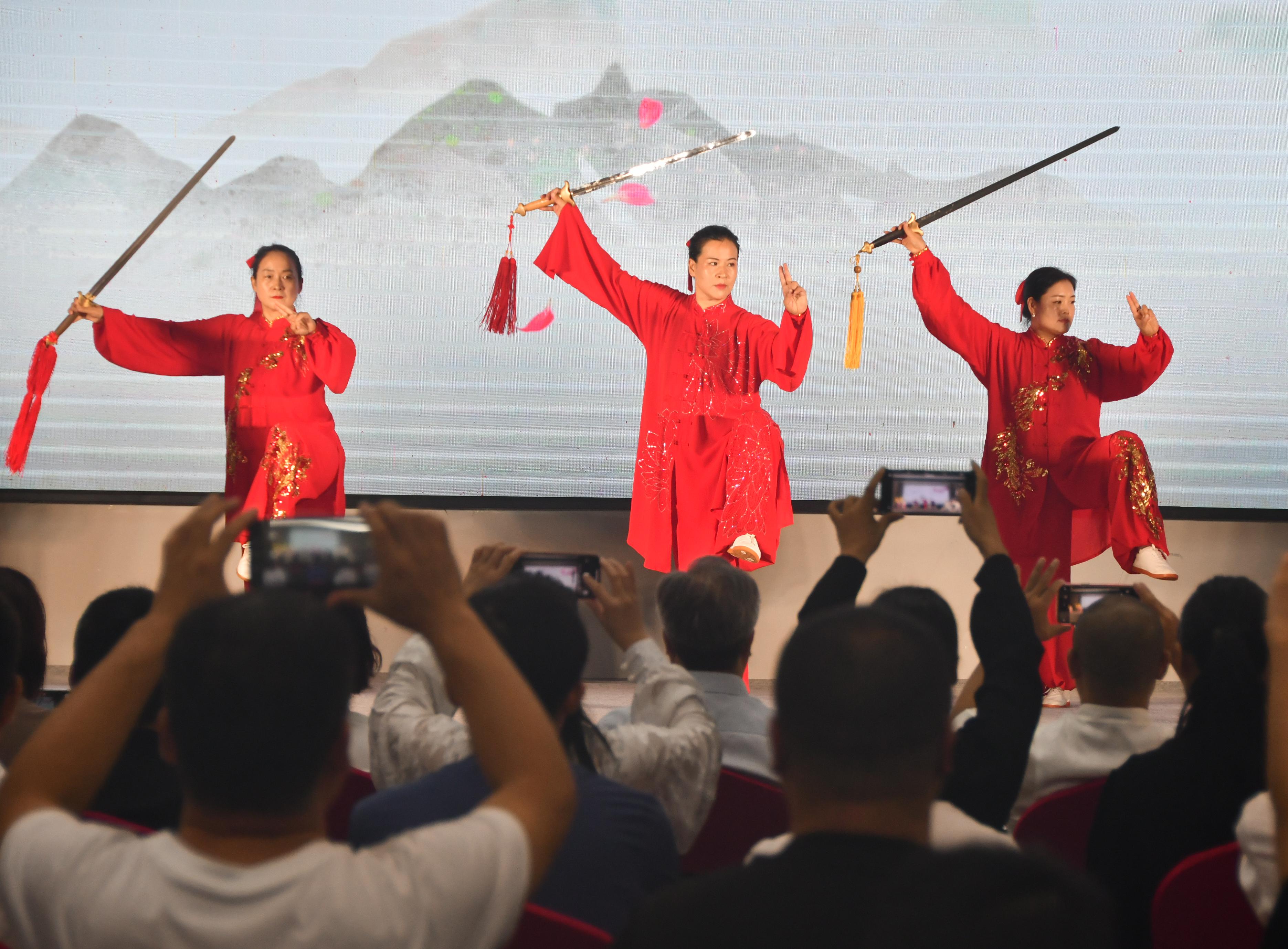 8月18日，在河北省邯郸市永年区广府古城，太极拳爱好者正在第六届冀台太极拳交流会上展演太极剑。胡高雷摄