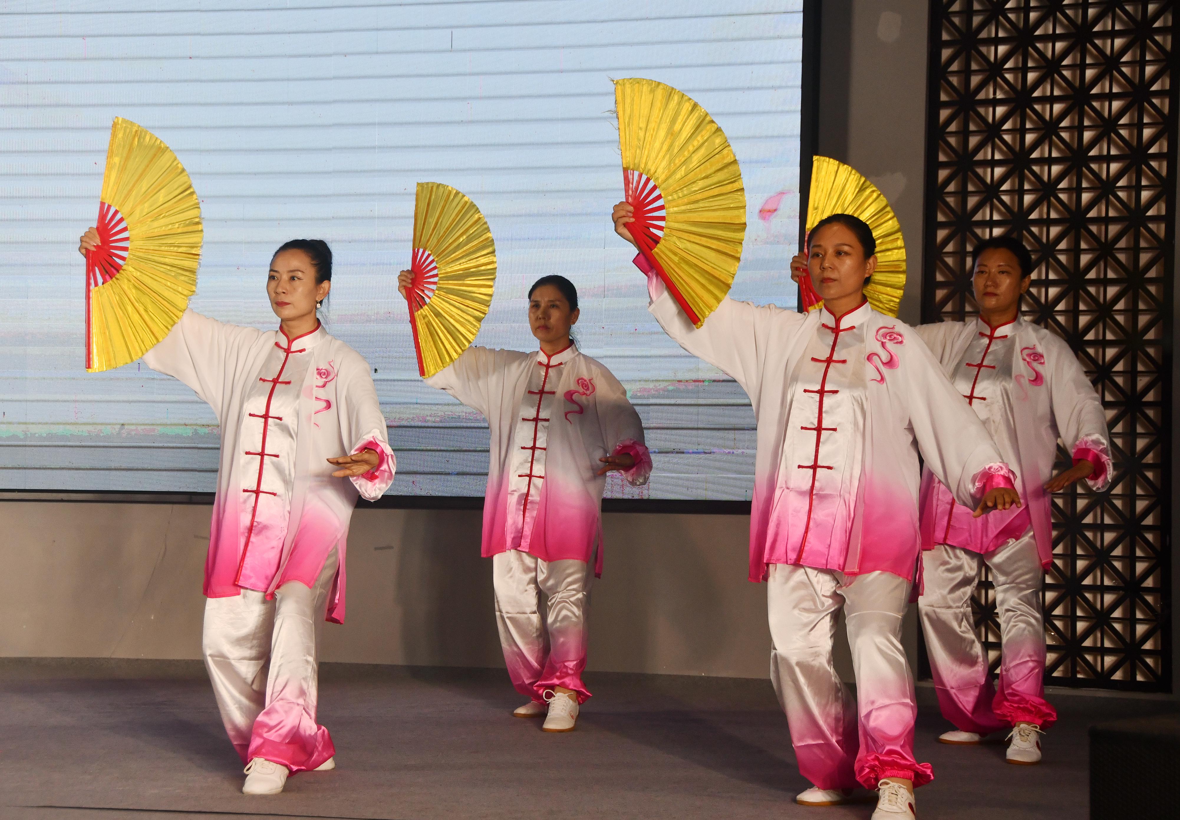 8月18日，在河北省邯郸市永年区广府古城，太极拳爱好者正在第六届冀台太极拳交流会上展演太极扇。胡高雷摄