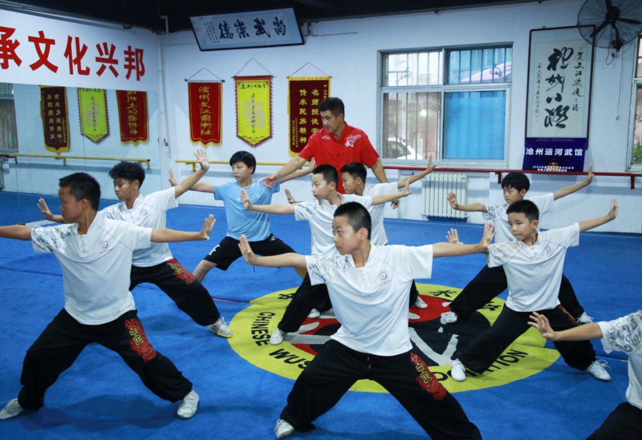 8月19日,在河北省沧州市某武馆内,参加第十一届中国·沧州国际武术大赛的选手们正在全力备战。殷实摄